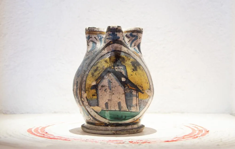boccale in ceramica con casa