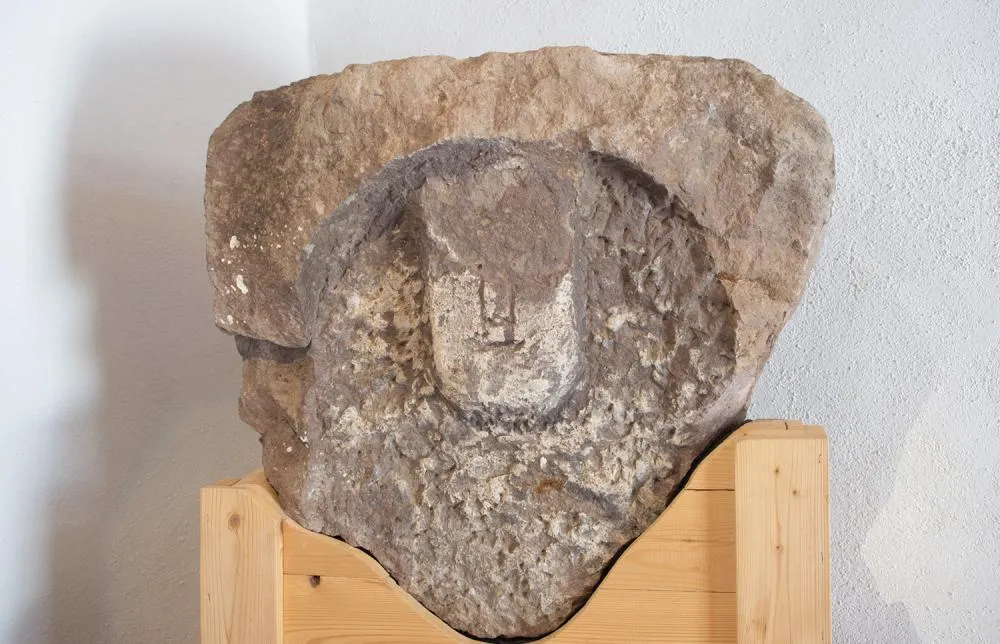 Blocco di tranchite con viso