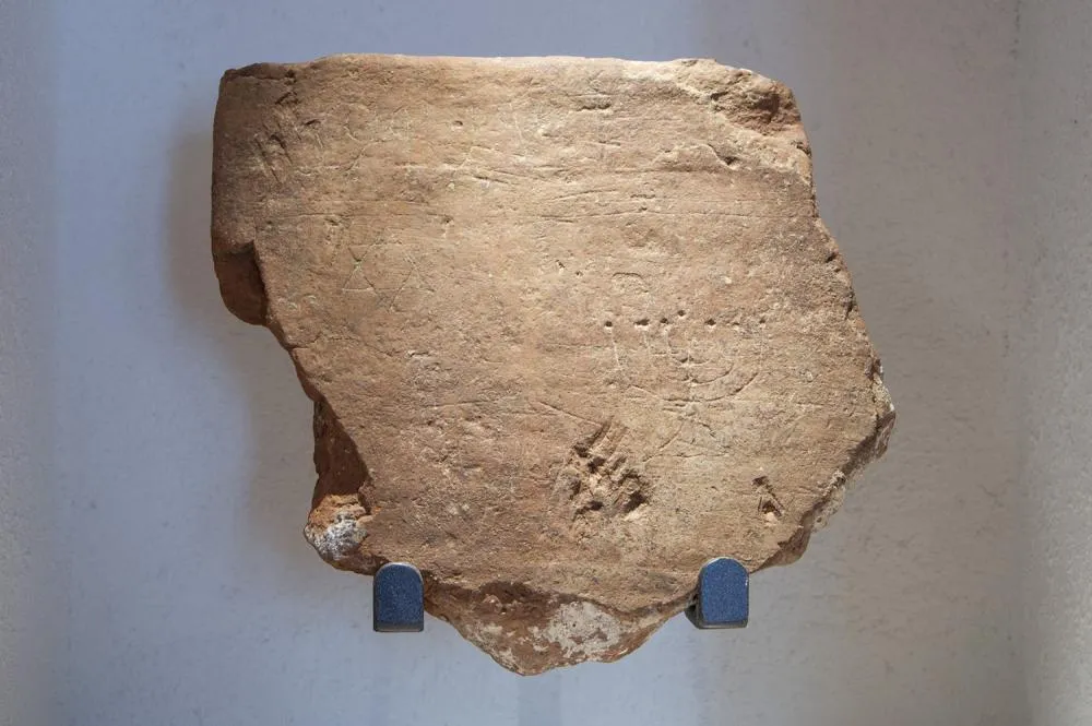 Laterizio con incisi i simboli del culto ebraico